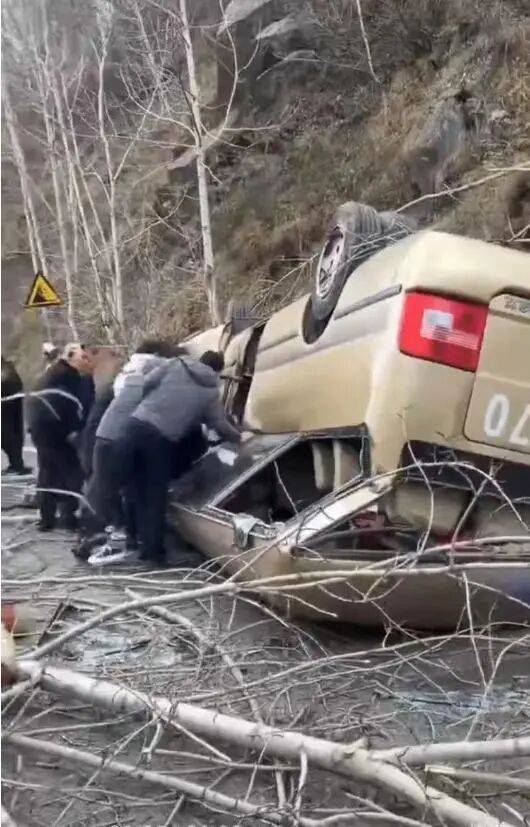 “车顶都没了”！山西五台山景区一面包疑刹车失灵翻扣路面，13名被困者全部获救，当地回应：好像是在检票口追尾，无人员身亡
