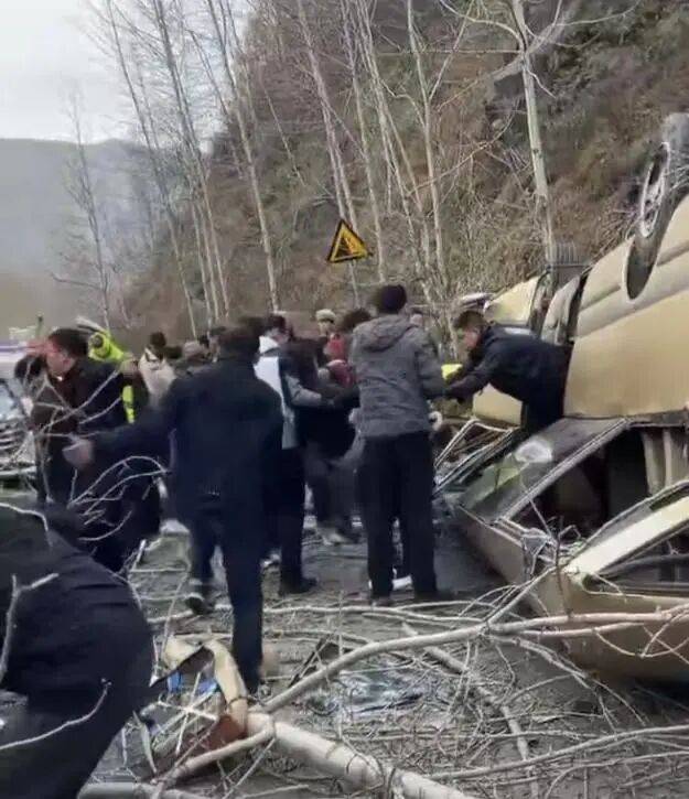 “车顶都没了”！山西五台山景区一面包疑刹车失灵翻扣路面，13名被困者全部获救，当地回应：好像是在检票口追尾，无人员身亡