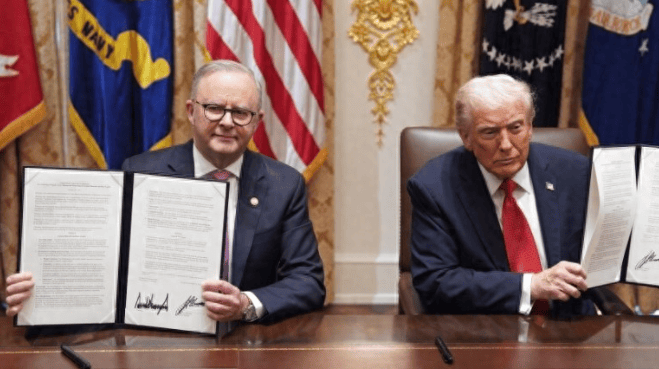 特朗普又变卦了?美方逼中国“二选一”,中国还没表态,美国民众遭不住了,华盛顿罕见一幕上演!