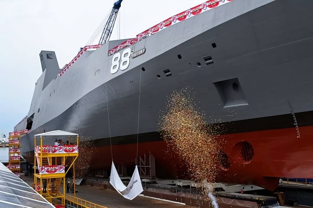 人口不足600万的小国,建造8000吨级大型战舰,新加坡“胜利号”多用途战斗舰亮相