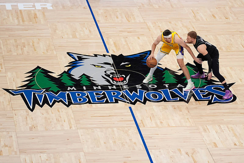 成队史首人,里夫斯绝杀后打趣:詹姆斯和东契奇会说我打得差