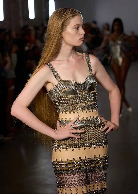 马斯克21岁女儿:改名字、换性别、与父亲决裂后,靠当模特力争经济独立