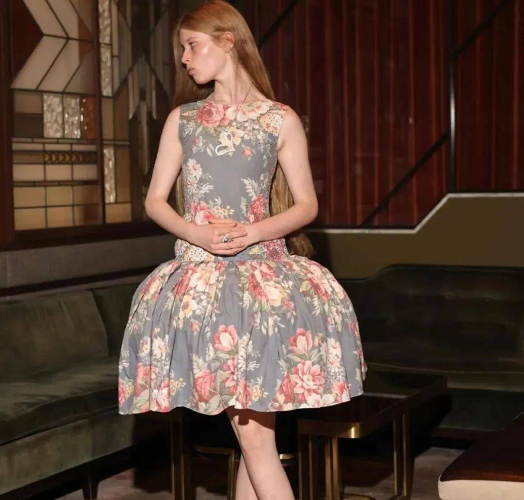 马斯克21岁女儿:改名字、换性别、与父亲决裂后,靠当模特力争经济独立