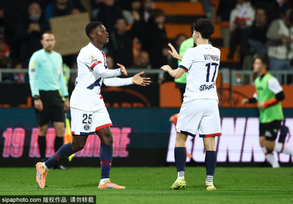 红牌风波:迪亚斯的危险铲球背后隐藏的战术思考与球迷反响