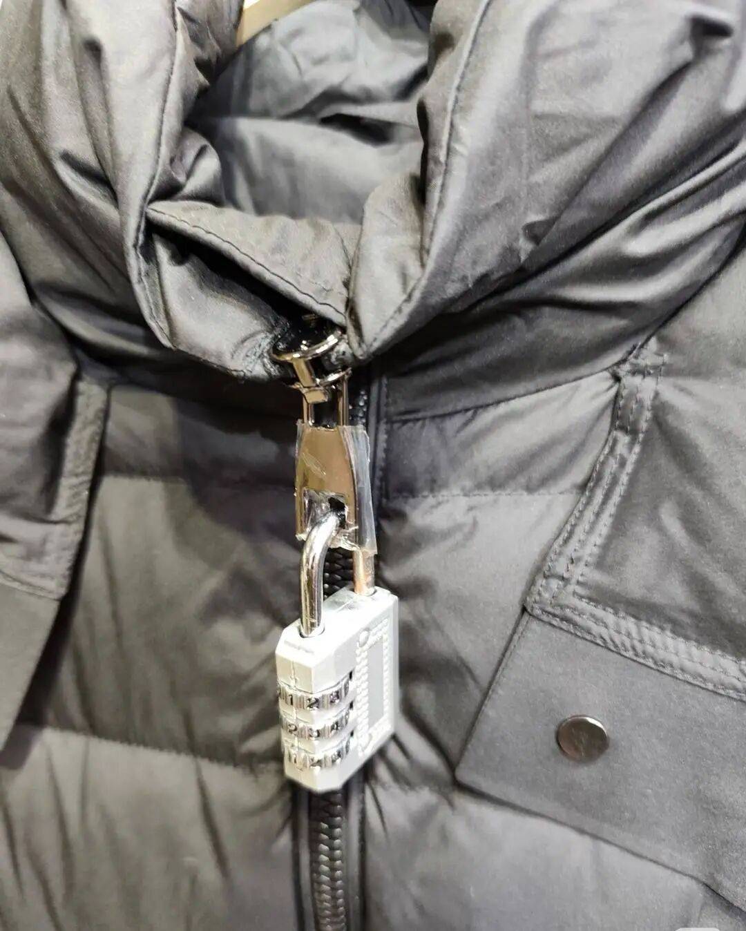 为防顾客“蹭穿”退货 北京一服饰商家在拉链上挂硬核密码锁